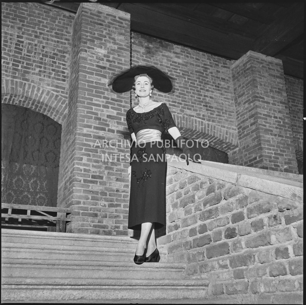 Indossatrice con le creazioni della Marzotto nel castello di Pavia<br>212326