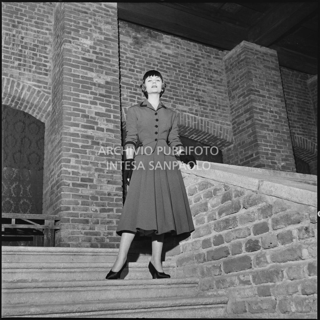 Indossatrice con le creazioni della Marzotto nel castello di Pavia<br>212327