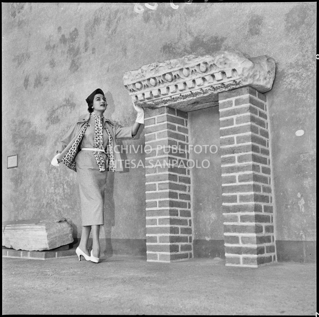 Indossatrice con le creazioni della Marzotto nel castello di Pavia<br>212328