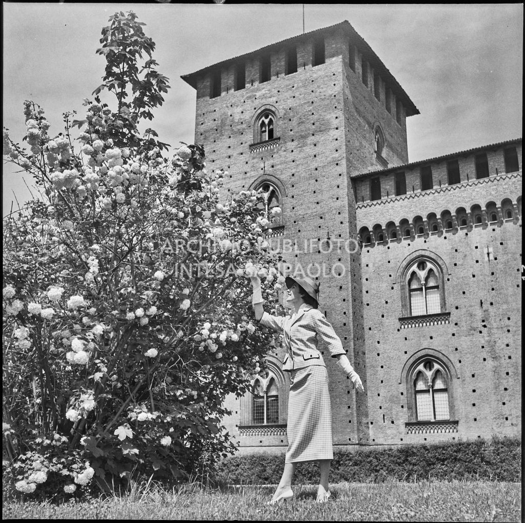 Indossatrice con le creazioni della Marzotto nel giardino del castello di Pavia<br>212329