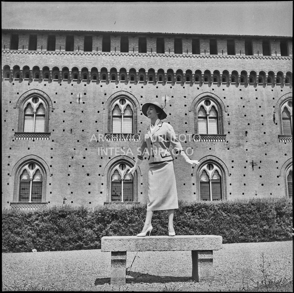 Indossatrice con le creazioni della Marzotto su una panchina nel giardino del castello di Pavia<br>212330