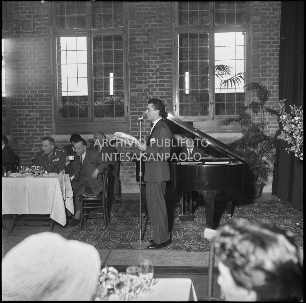 Presentatore della sfilata della Marzotto nel castello di Pavia<br>212331