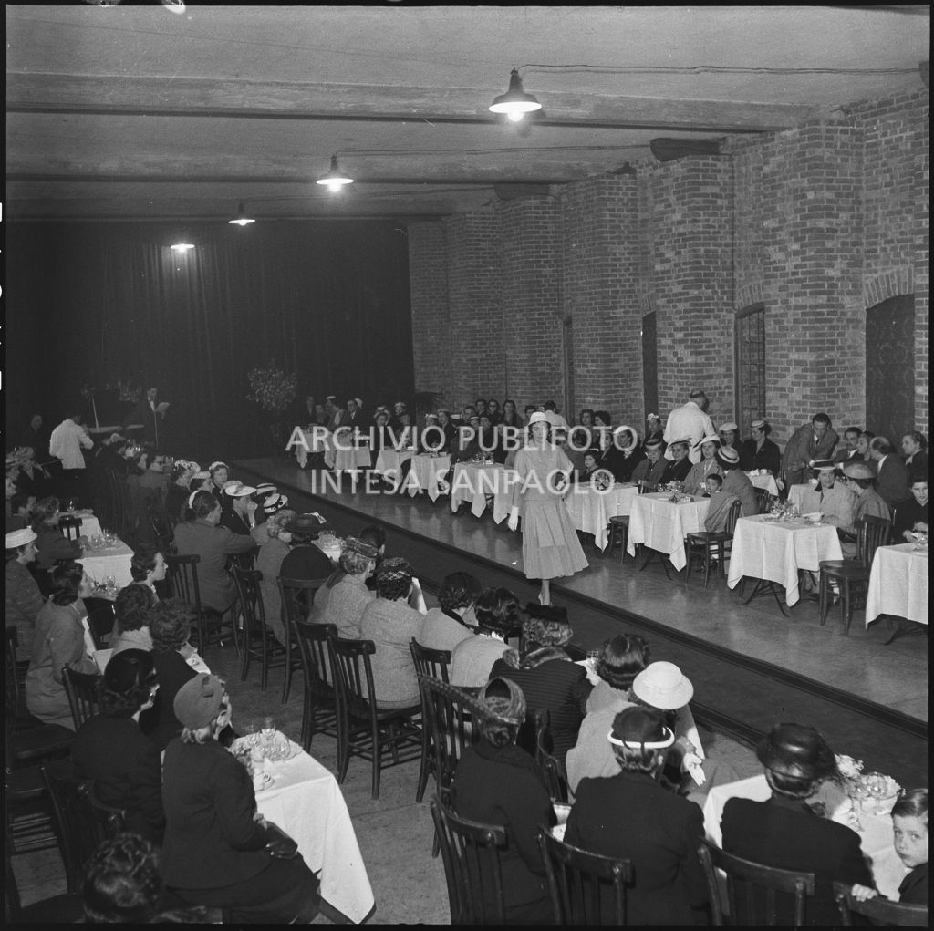 Sfilata della Marzotto nel castello di Pavia<br>212332