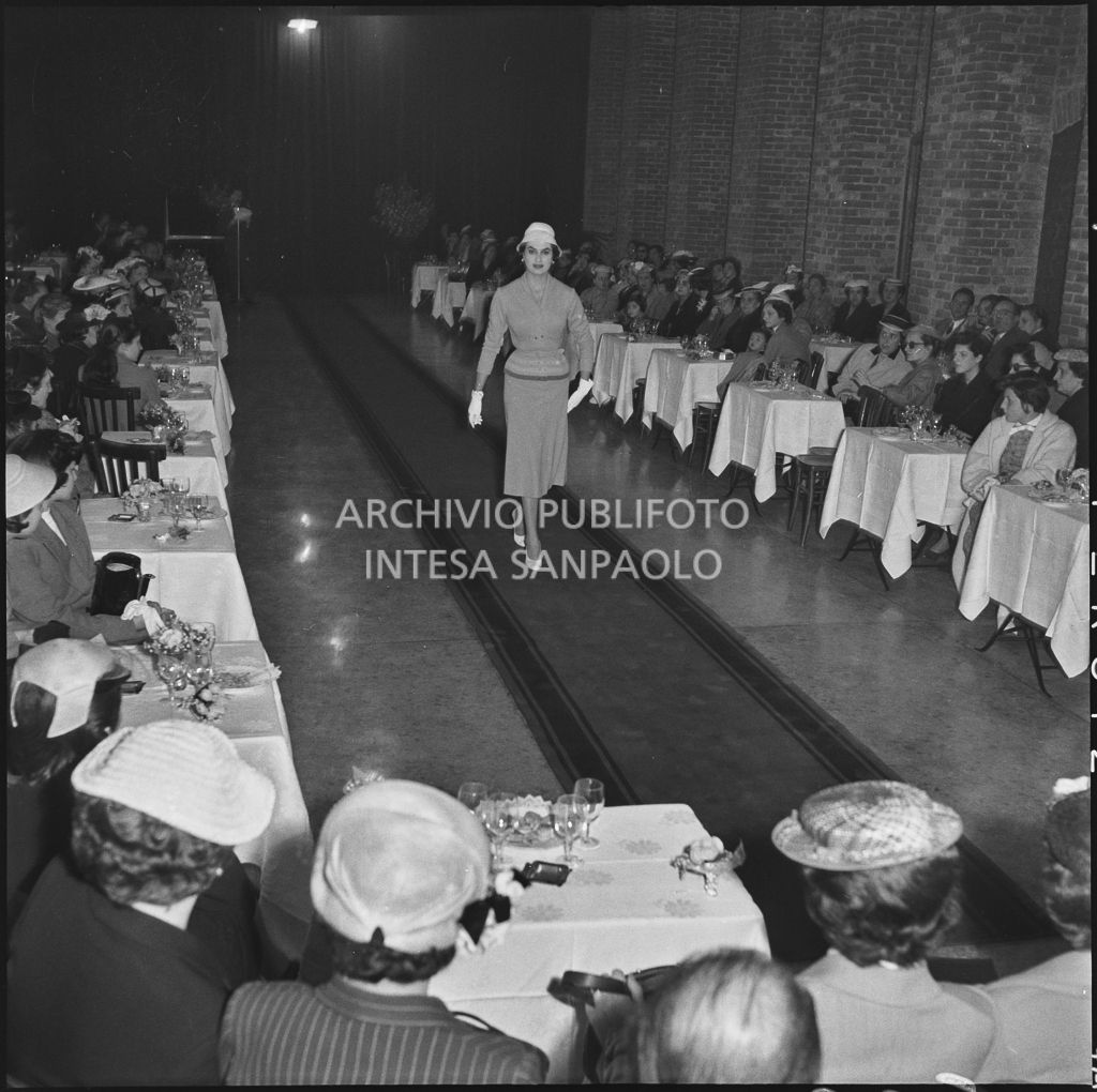 Sfilata della Marzotto nel castello di Pavia<br>212333