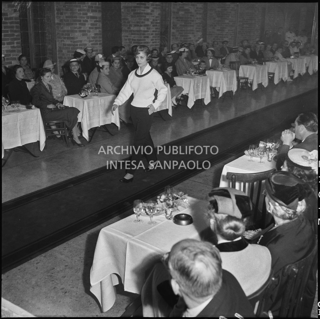 Sfilata della Marzotto nel castello di Pavia<br>212334