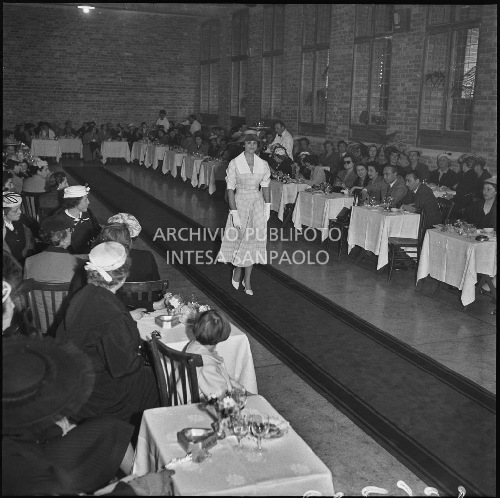 Sfilata della Marzotto nel castello di Pavia<br>212335