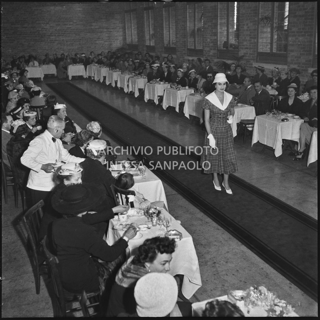 Sfilata della Marzotto nel castello di Pavia<br>212336