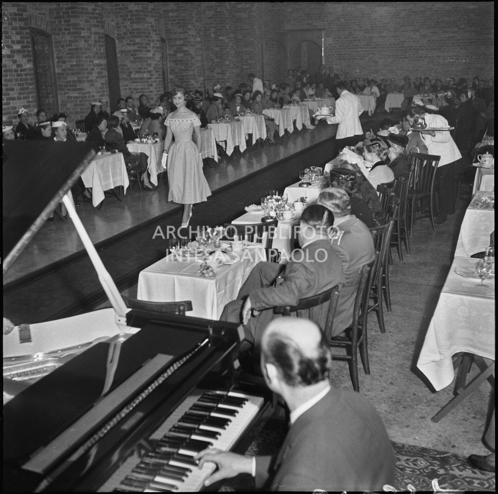 Sfilata della Marzotto nel castello di Pavia<br>212337