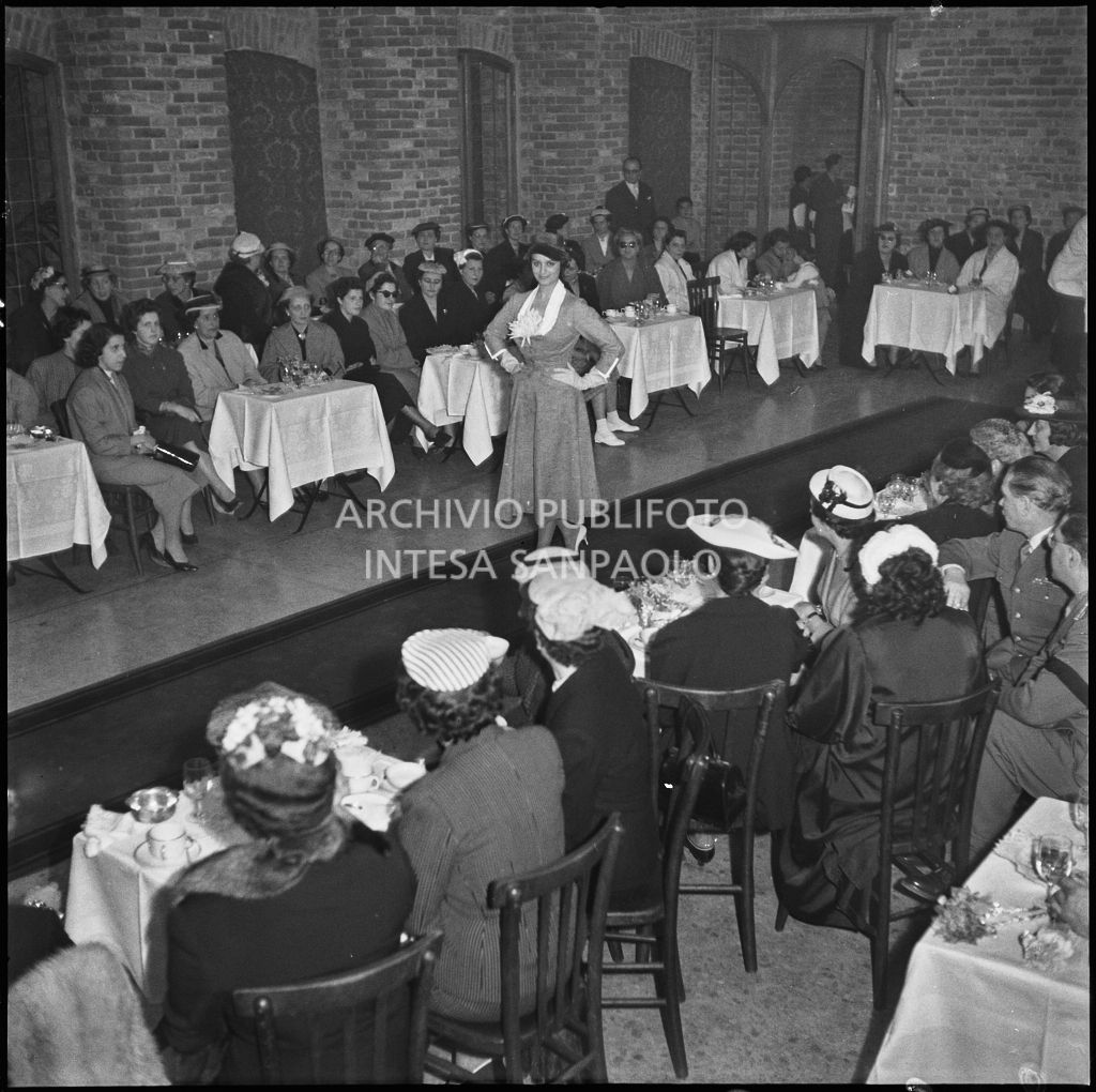 Sfilata della Marzotto nel castello di Pavia<br>212338