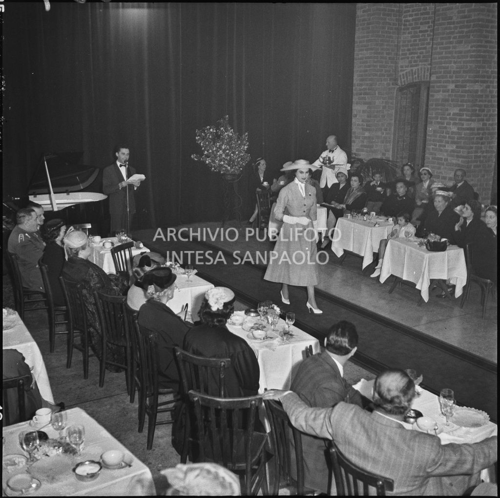 Sfilata della Marzotto nel castello di Pavia<br>212339