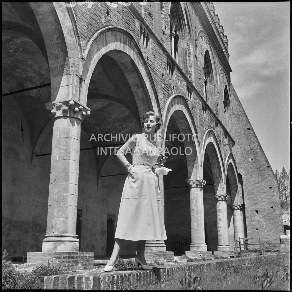 Indossatrice con le creazioni della Marzotto nel giardino del castello di Pavia<br>212340