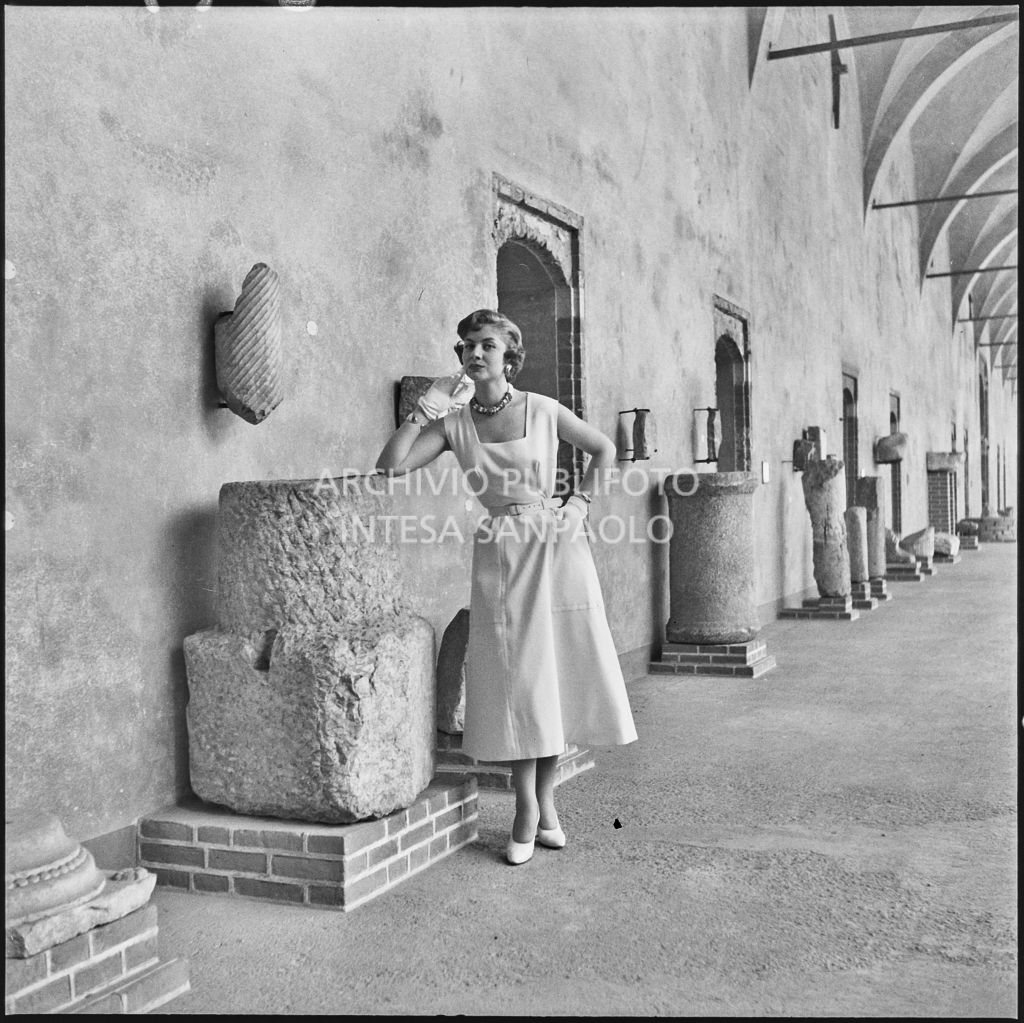 Indossatrice con le creazioni della Marzotto nel castello di Pavia<br>212341