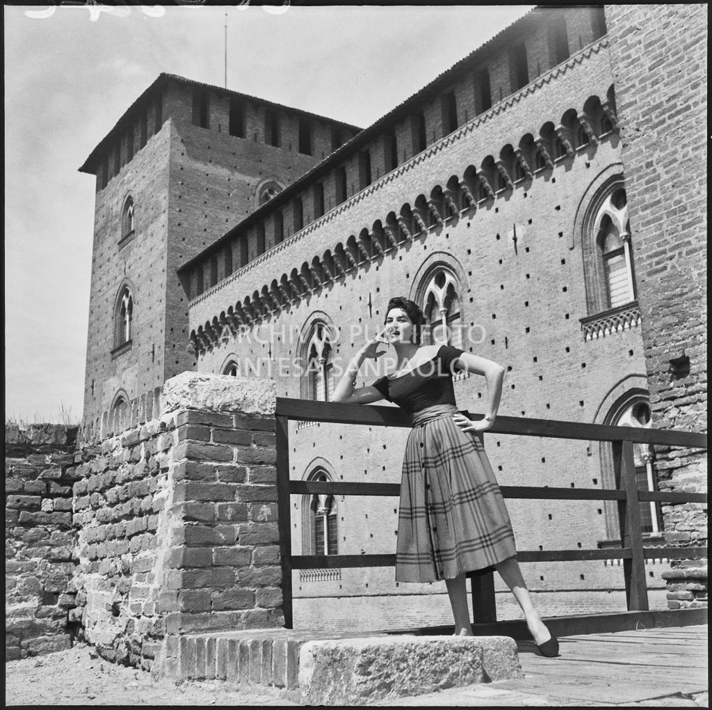 Indossatrice con le creazioni della Marzotto all'ingresso del castello di Pavia<br>212342