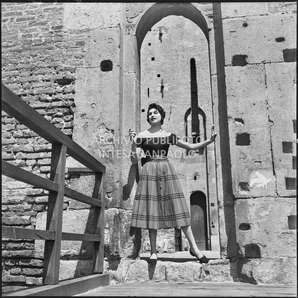 Indossatrice con le creazioni della Marzotto all'ingresso del castello di Pavia<br>212343