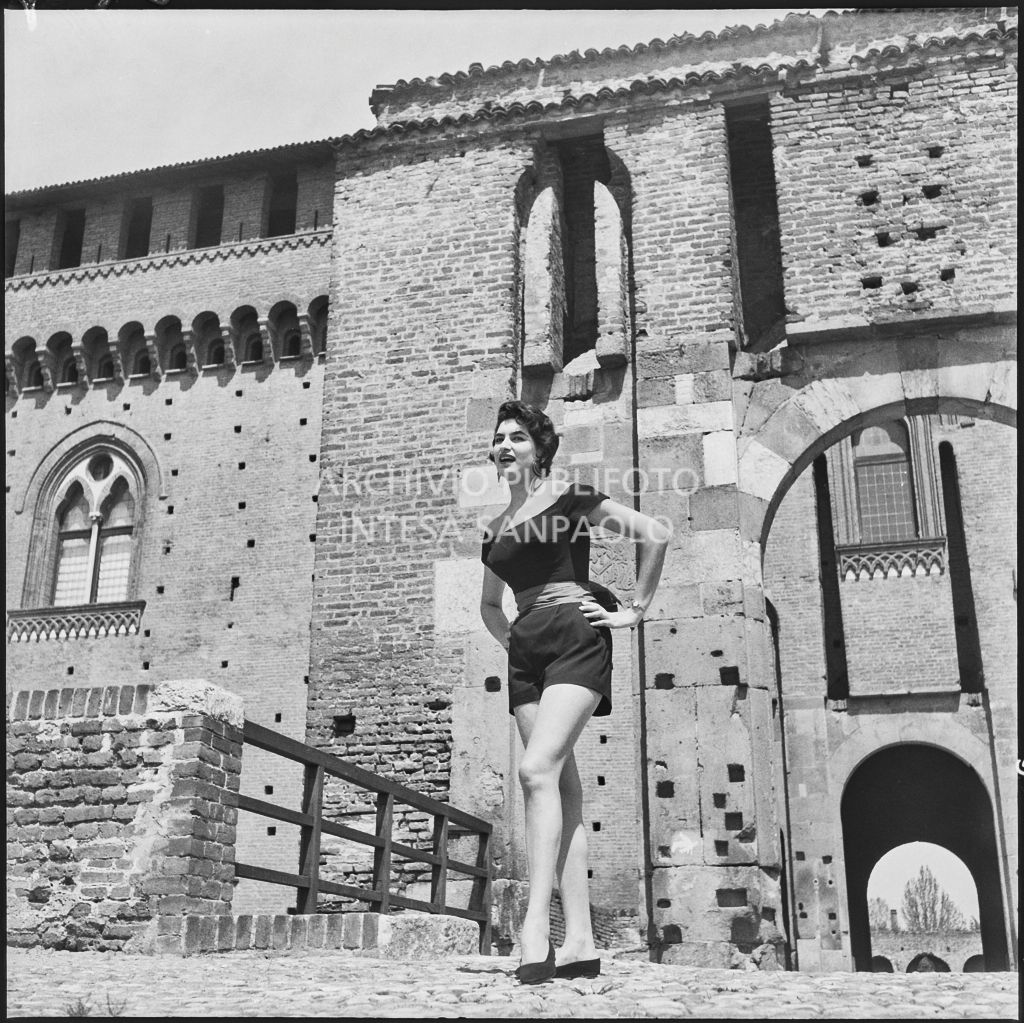 Indossatrice con le creazioni della Marzotto all'ingresso del castello di Pavia<br>212344