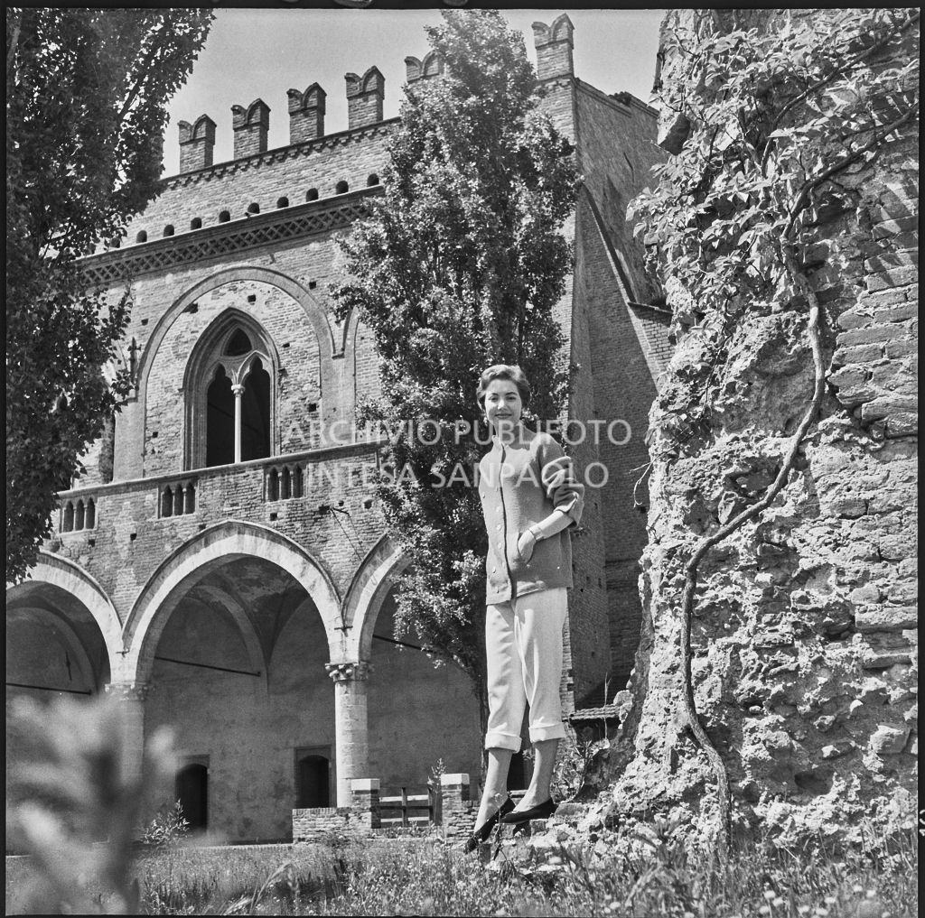 Indossatrice con le creazioni della Marzotto nel giardino del castello di Pavia<br>212345