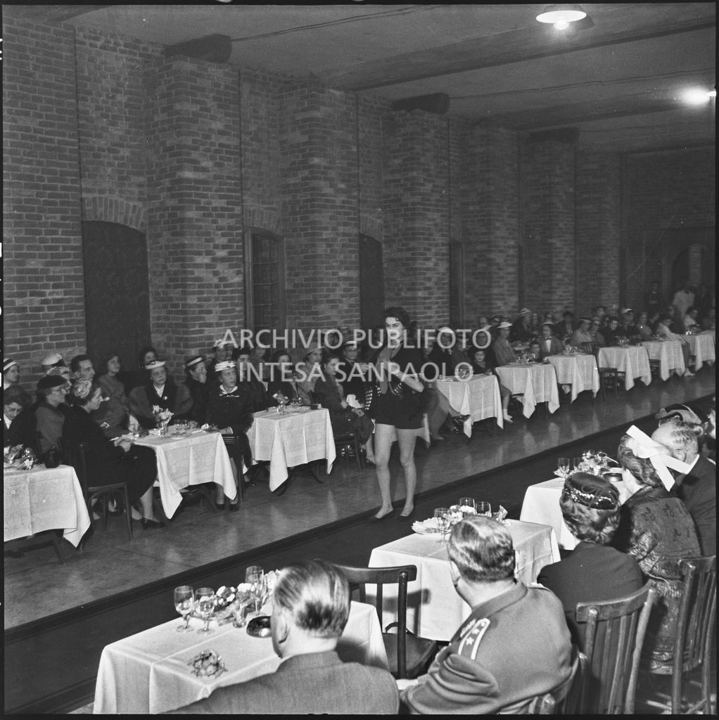 Sfilata della Marzotto nel castello di Pavia<br>212346