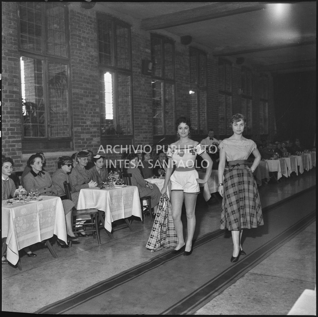 Sfilata della Marzotto nel castello di Pavia<br>212347