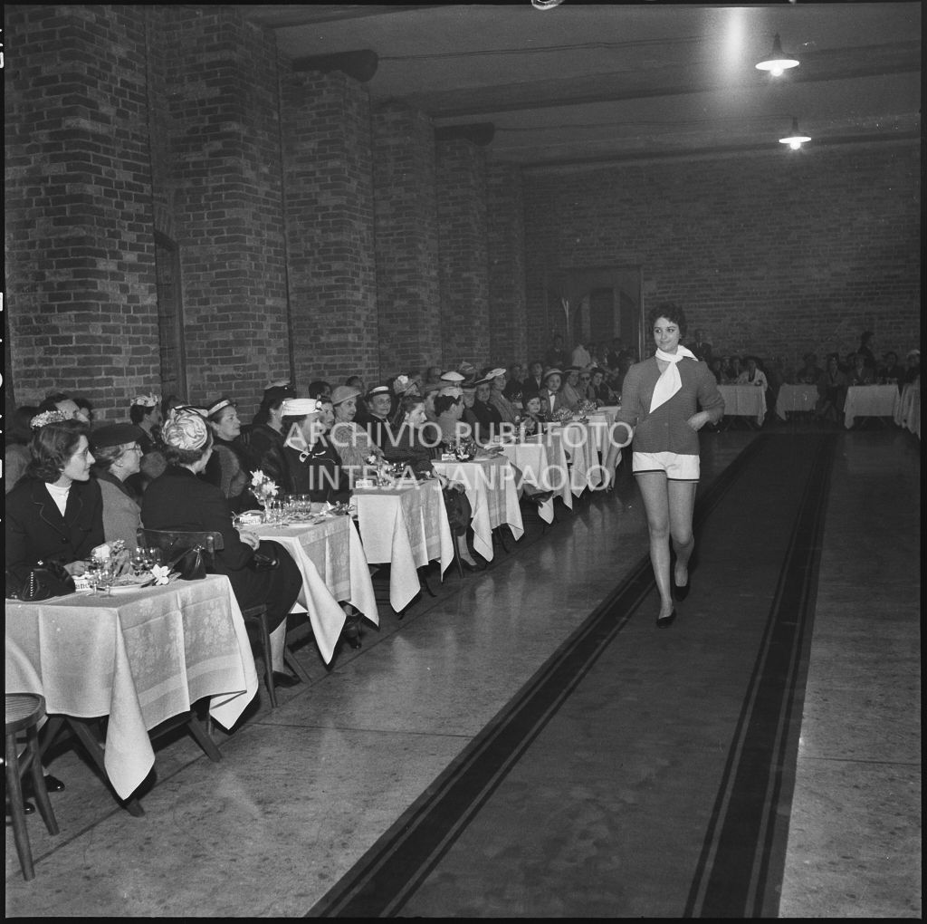 Sfilata della Marzotto nel castello di Pavia<br>212348