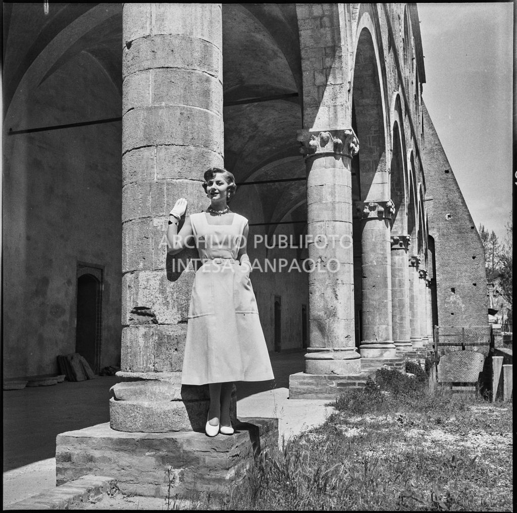 Indossatrice con le creazioni della Marzotto nel giardino del castello di Pavia<br>212349