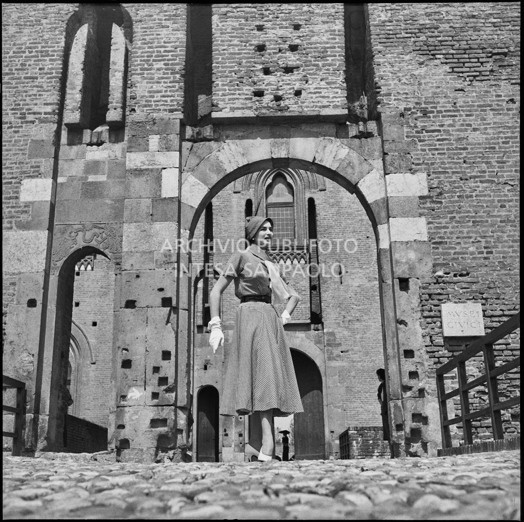 Indossatrice con le creazioni della Marzotto all'ingresso del castello di Pavia<br>212350