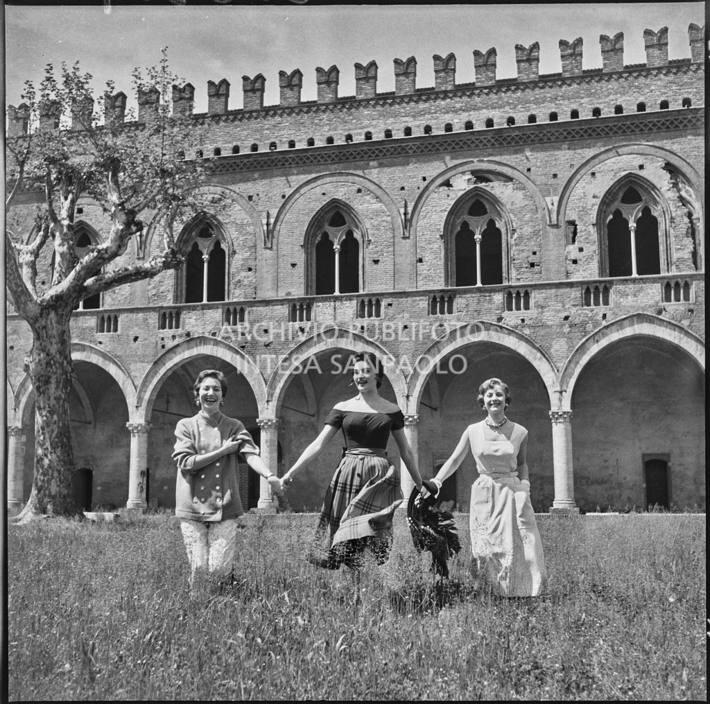 Indossatrici con le creazioni della Marzotto nel giardino del castello di Pavia<br>212351