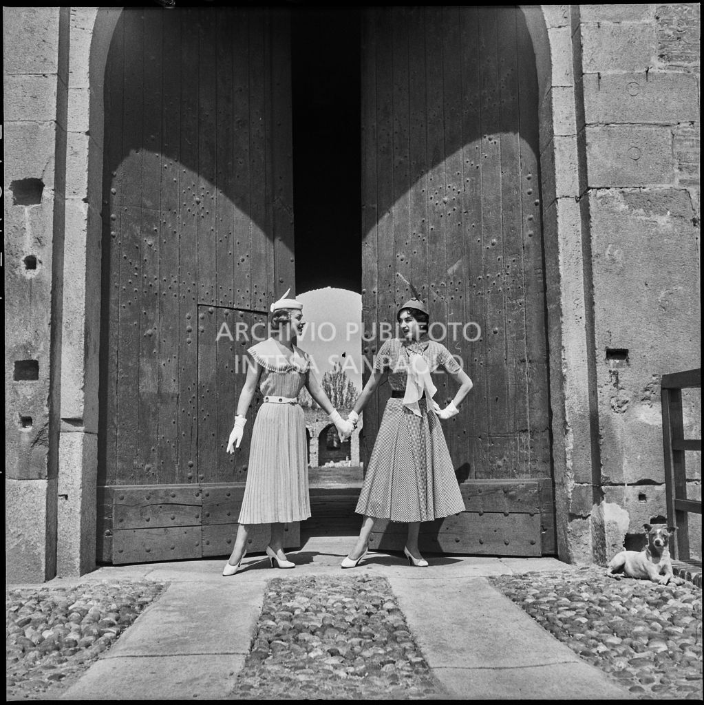 Indossatrici con le creazioni della Marzotto all'ingresso del castello di Pavia<br>212352