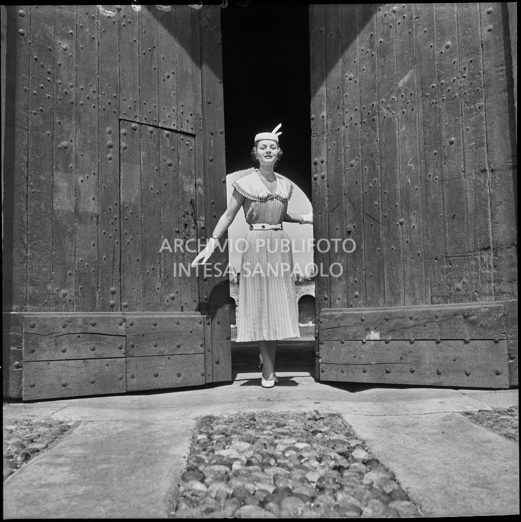 Indossatrice con le creazioni della Marzotto all'ingresso del castello di Pavia<br>212353