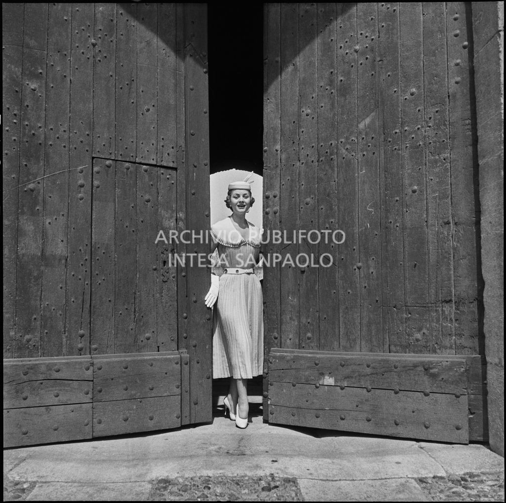 Indossatrice con le creazioni della Marzotto all'ingresso del castello di Pavia<br>212354