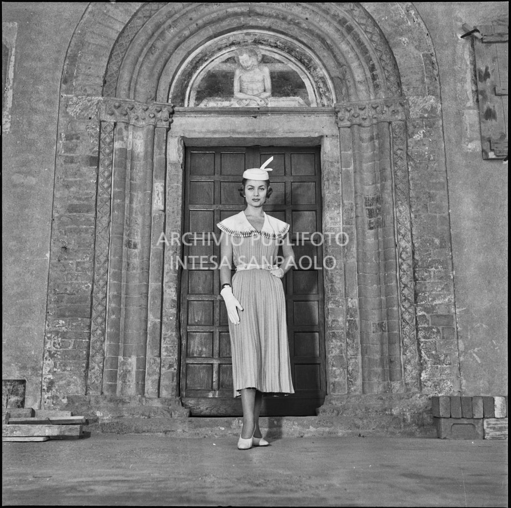 Indossatrice con le creazioni della Marzotto nel castello di Pavia<br>212355