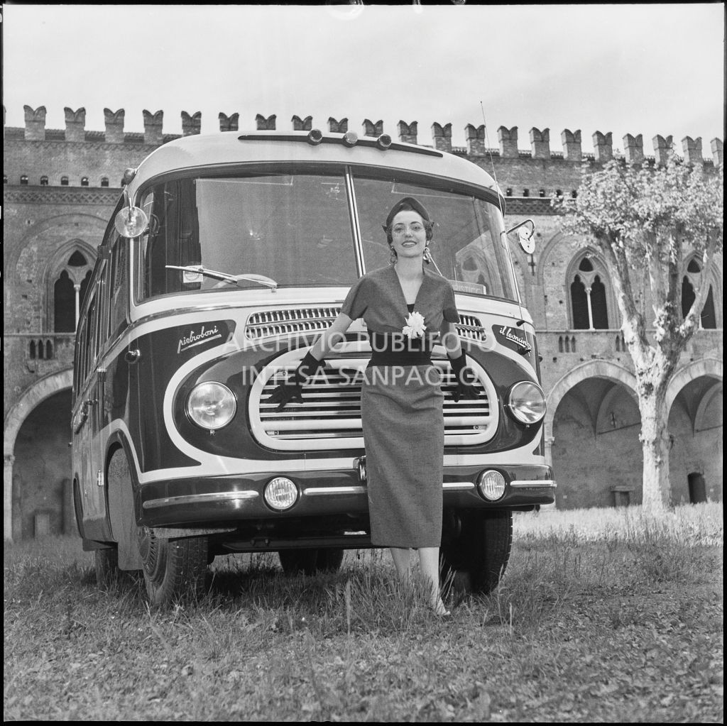 Indossatrice con le creazioni della Marzotto in posa davanti a un autobus nel giardino del castello di Pavia<br>212356