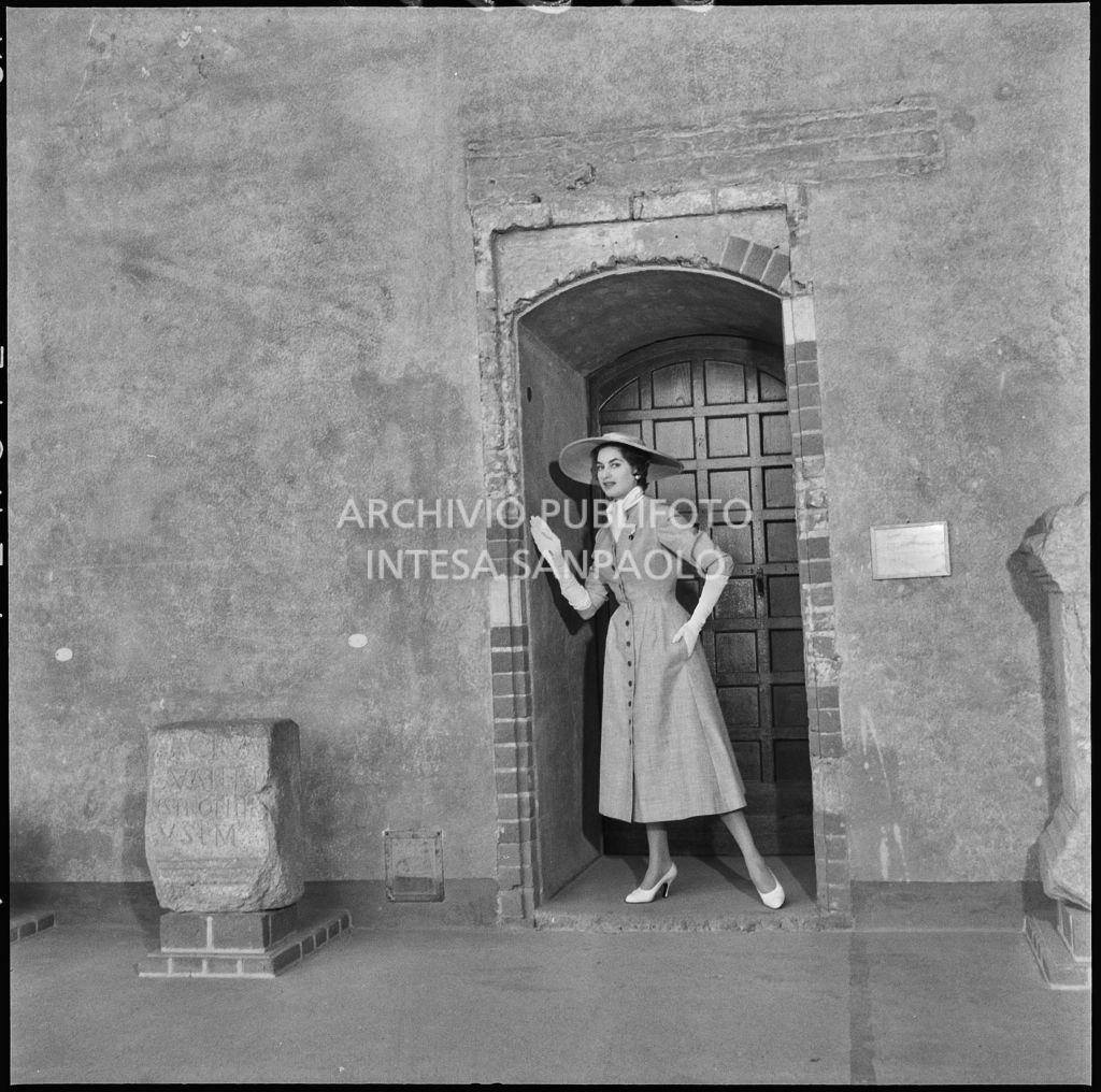 Indossatrice con le creazioni della Marzotto nel castello di Pavia<br>212358