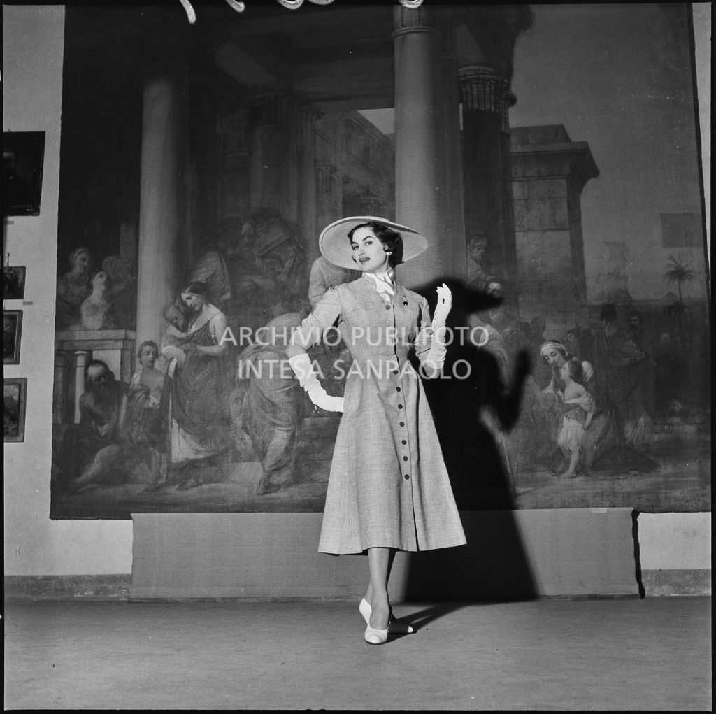 Indossatrice con le creazioni della Marzotto nei Musei Civici del castello di Pavia<br>212359