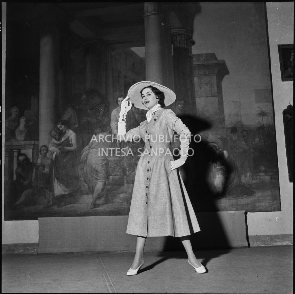 Indossatrice con le creazioni della Marzotto nei Musei Civici del castello di Pavia<br>212360