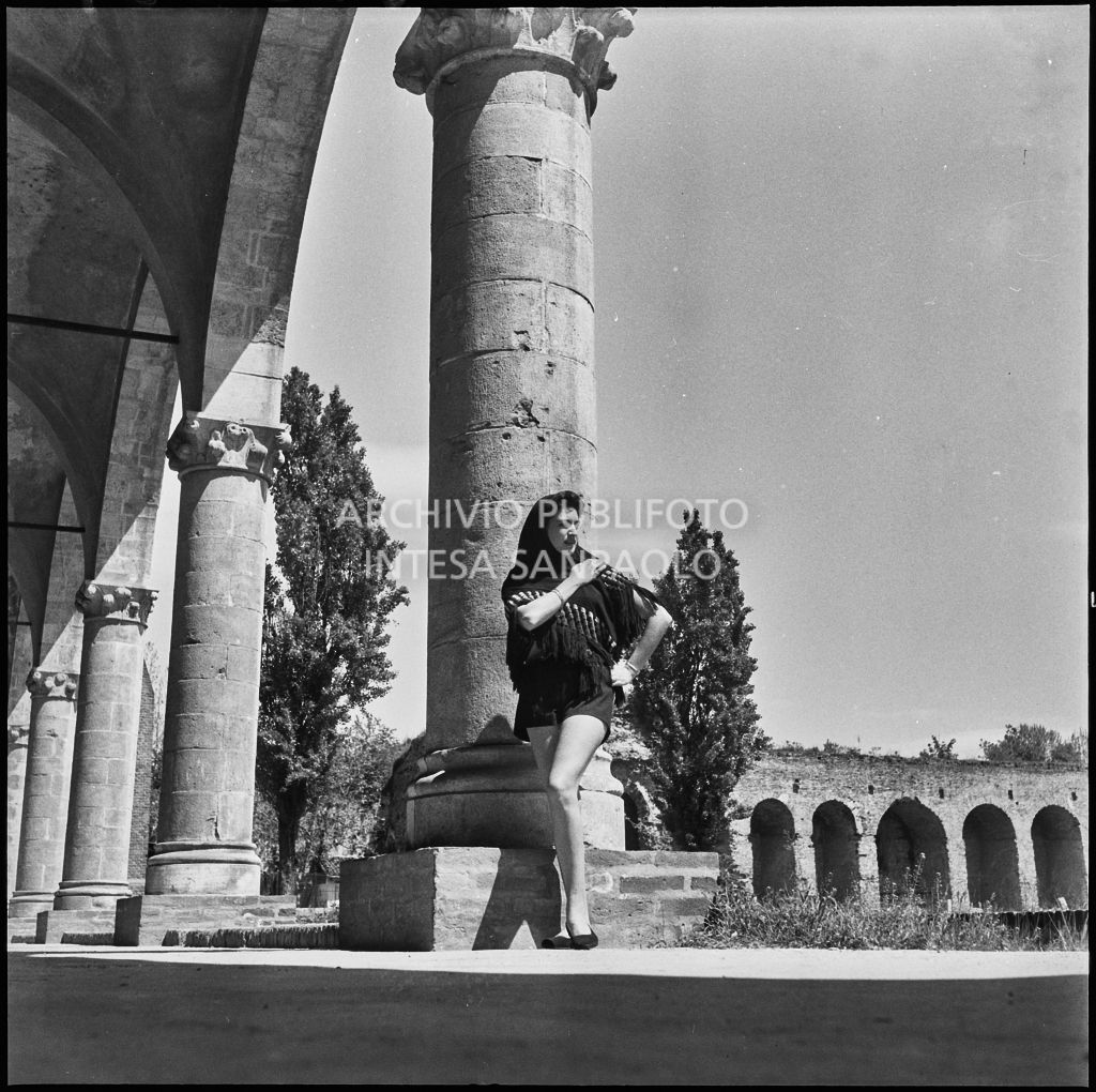 Indossatrice con le creazioni della Marzotto nel giardino del castello di Pavia<br>212361