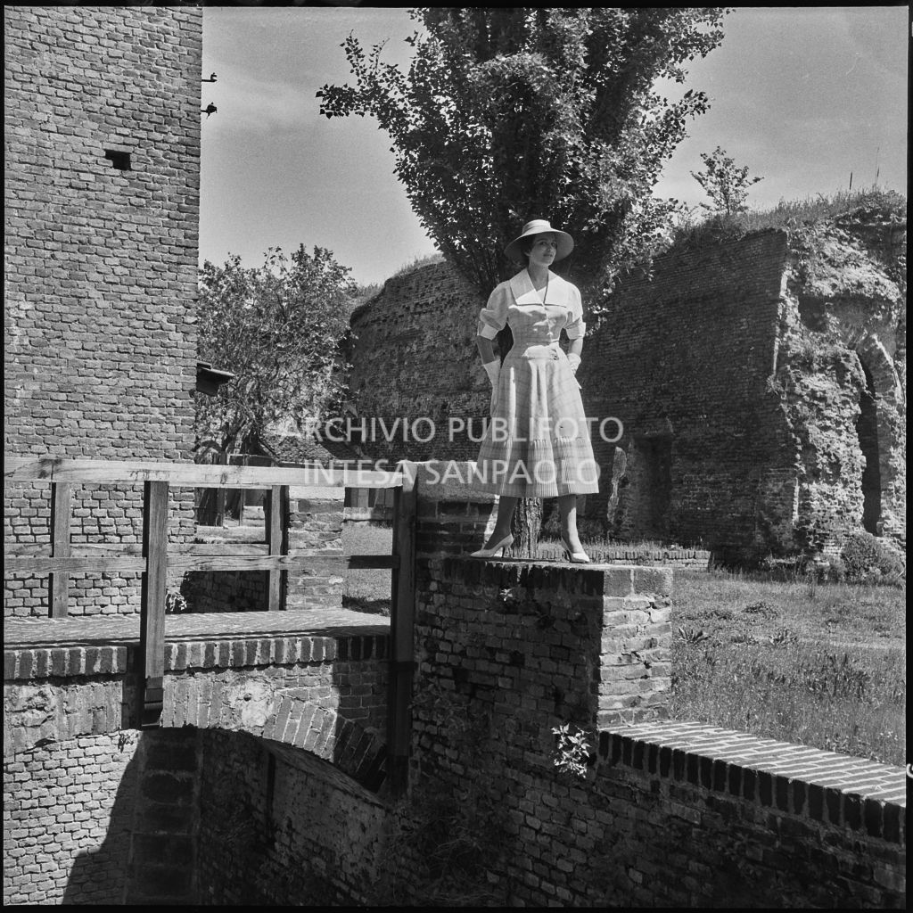 Indossatrice con le creazioni della Marzotto nel giardino del castello di Pavia<br>212362