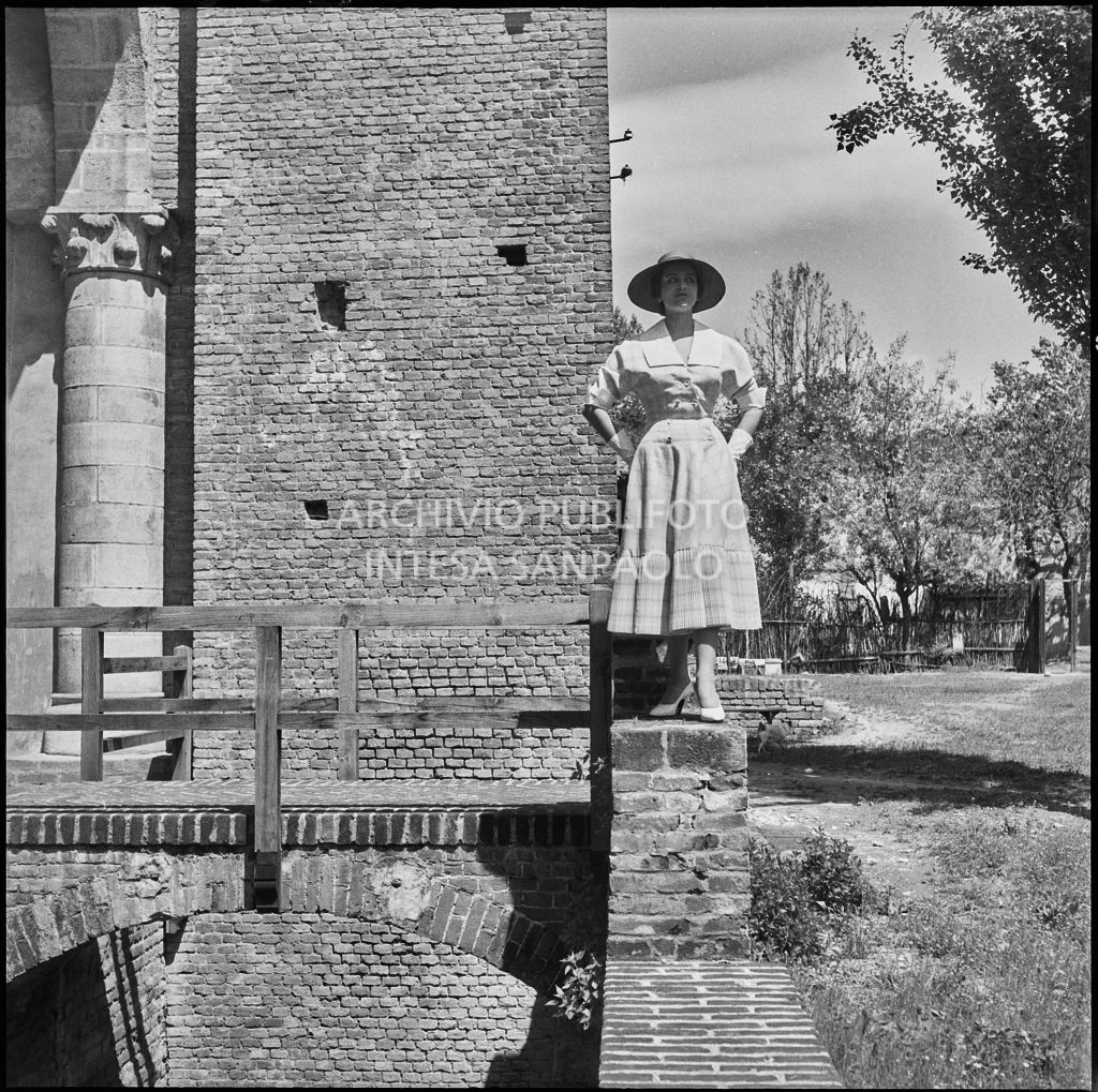 Indossatrice con le creazioni della Marzotto nel giardino del castello di Pavia<br>212363