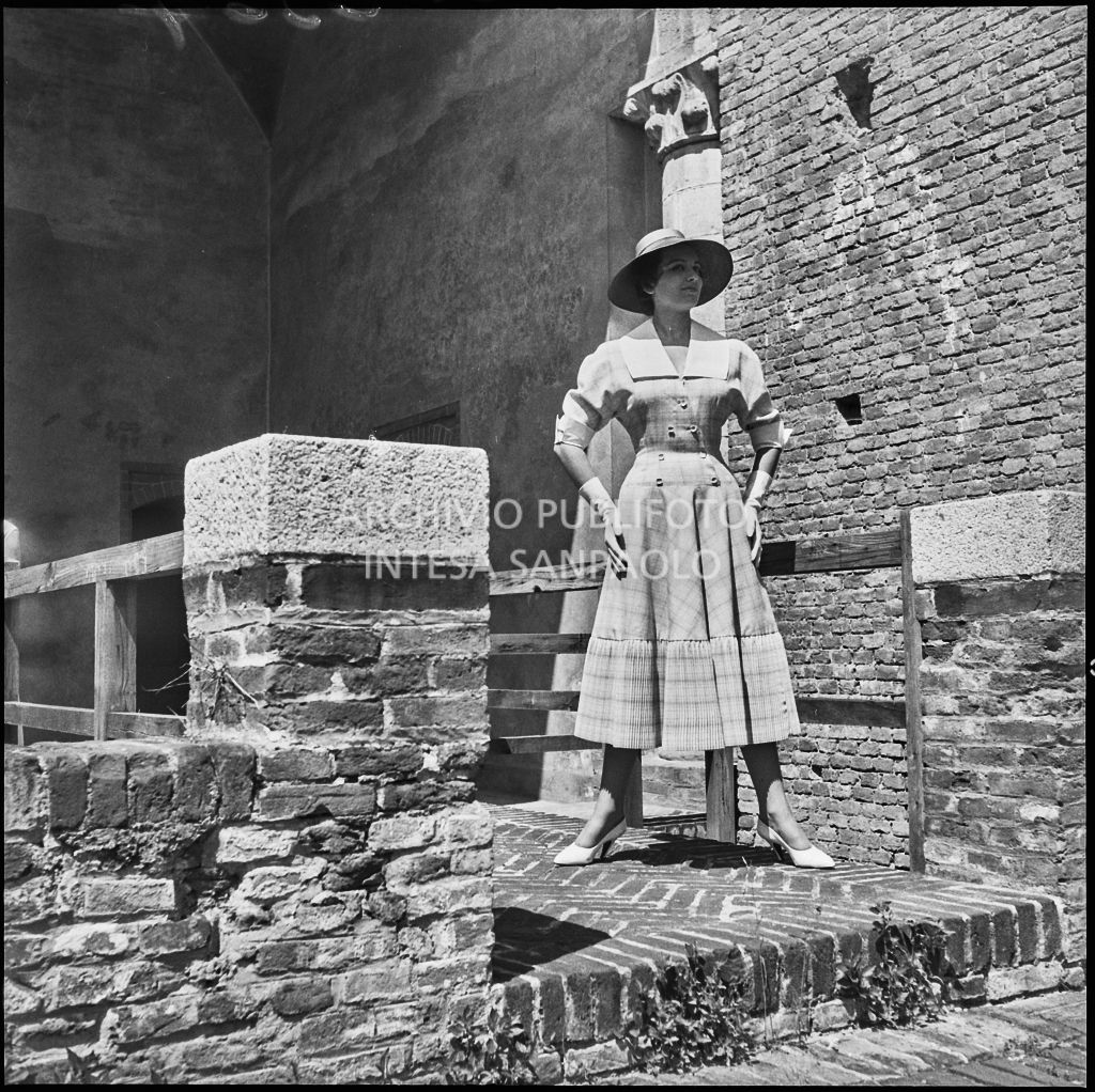 Indossatrice con le creazioni della Marzotto nel castello di Pavia<br>212364