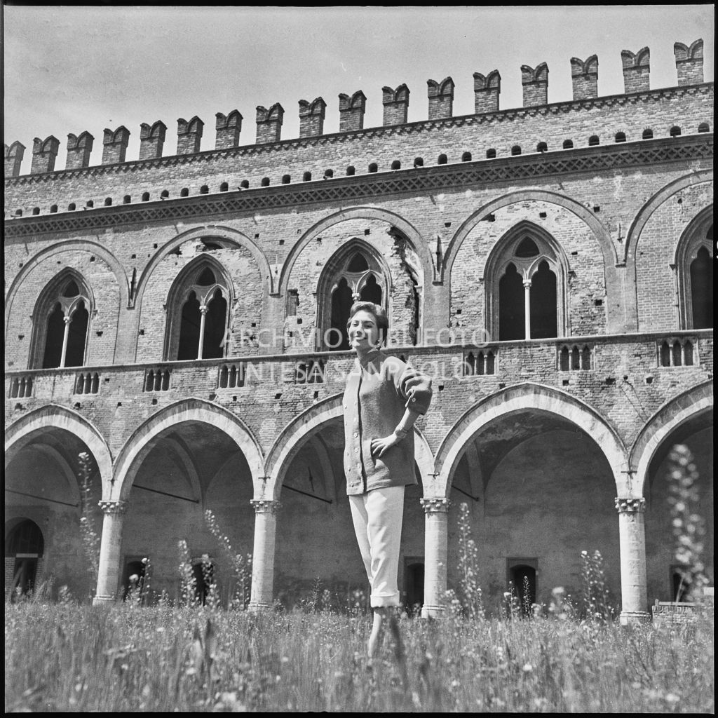 Indossatrice con le creazioni della Marzotto nel giardino del castello di Pavia<br>212365