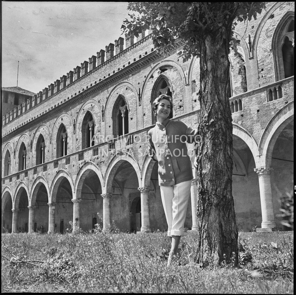 Indossatrice con le creazioni della Marzotto nel giardino del castello di Pavia<br>212366
