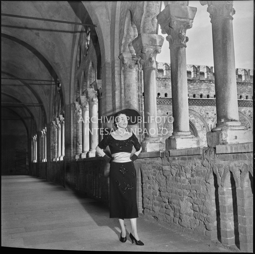 Indossatrice con le creazioni della Marzotto nel castello di Pavia<br>212367