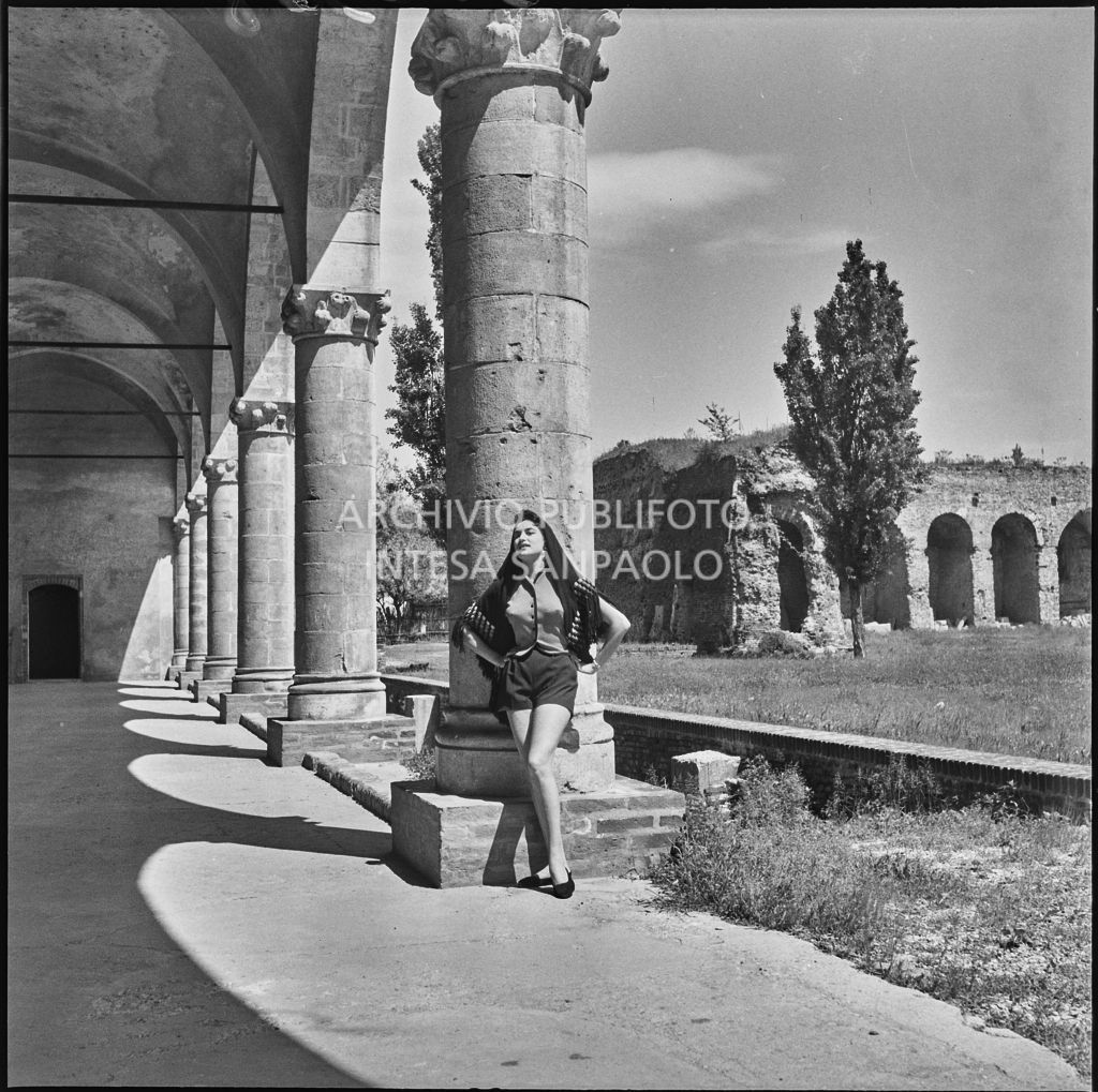 Indossatrice con le creazioni della Marzotto nel giardino del castello di Pavia<br>212368