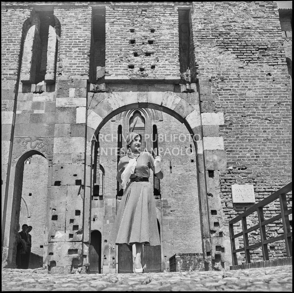 Indossatrice con le creazioni della Marzotto all'ingresso del castello di Pavia<br>212369