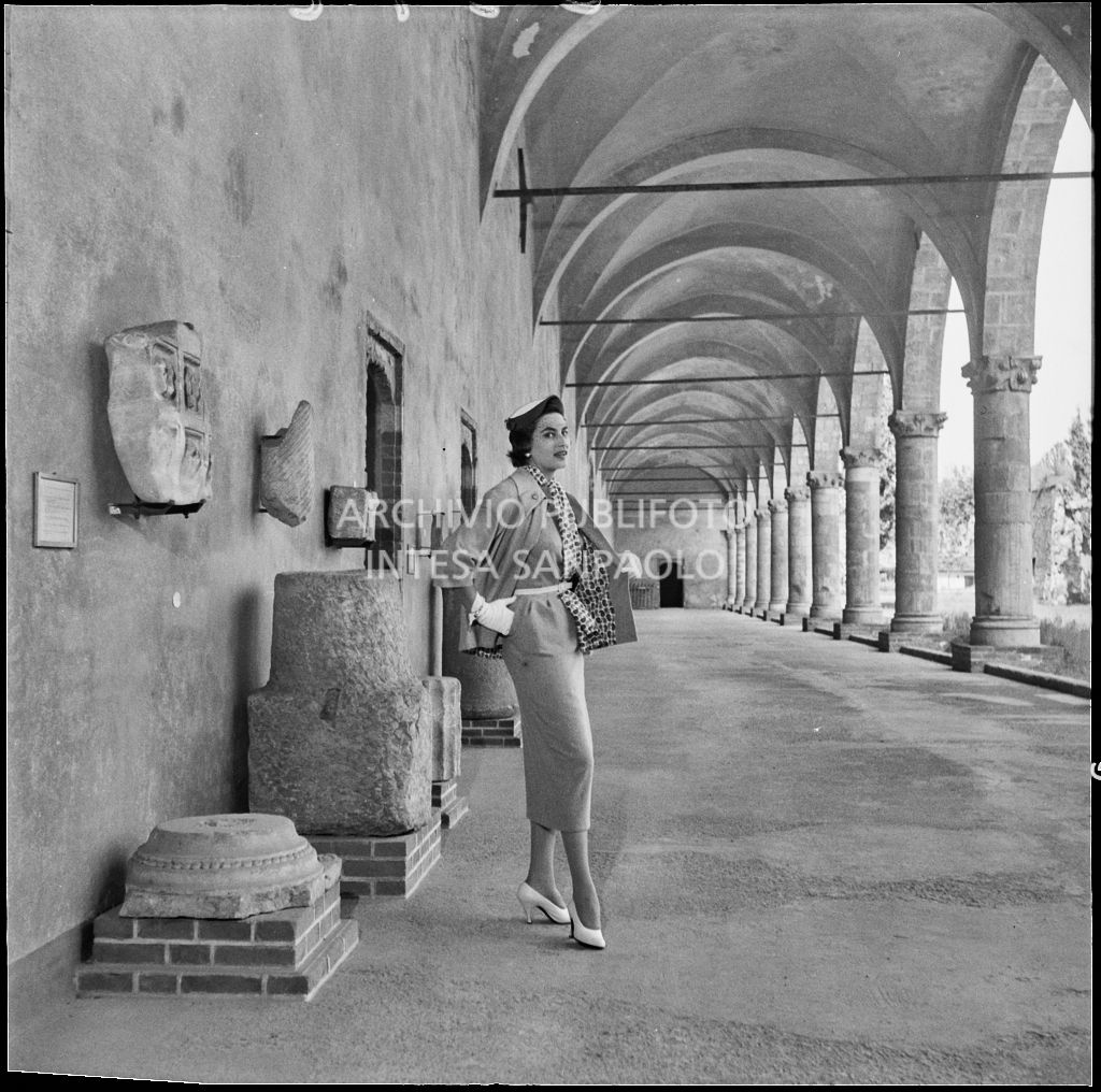 Indossatrice con le creazioni della Marzotto nel castello di Pavia<br>212372