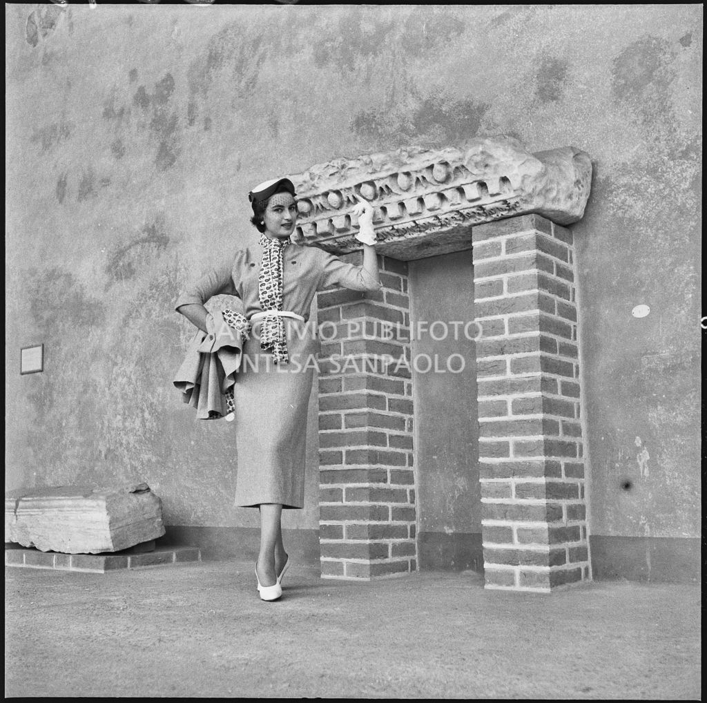 Indossatrice con le creazioni della Marzotto nel castello di Pavia<br>212373