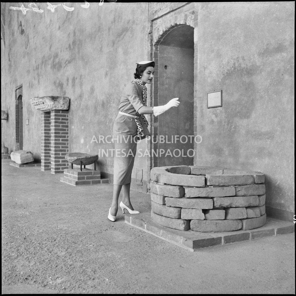 Indossatrice con le creazioni della Marzotto nel castello di Pavia<br>212374