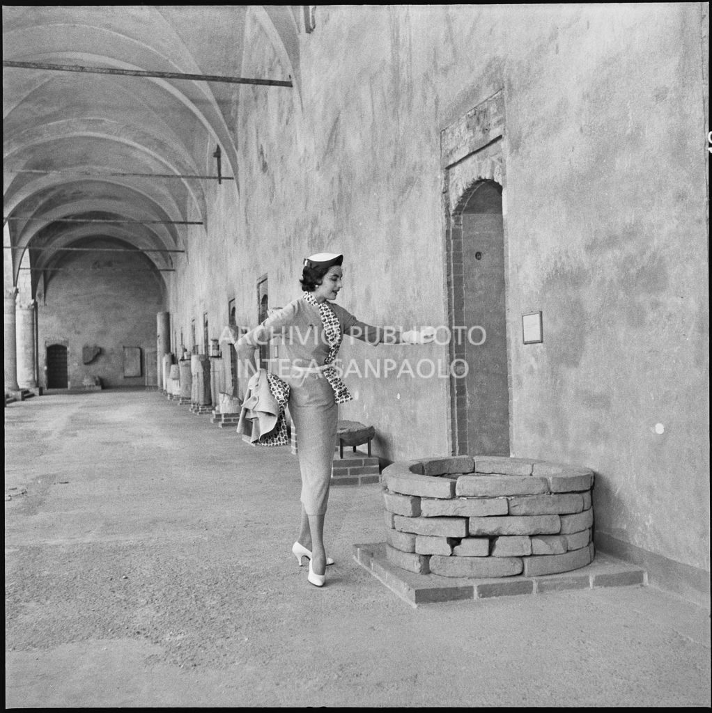 Indossatrice con le creazioni della Marzotto nel castello di Pavia<br>212375