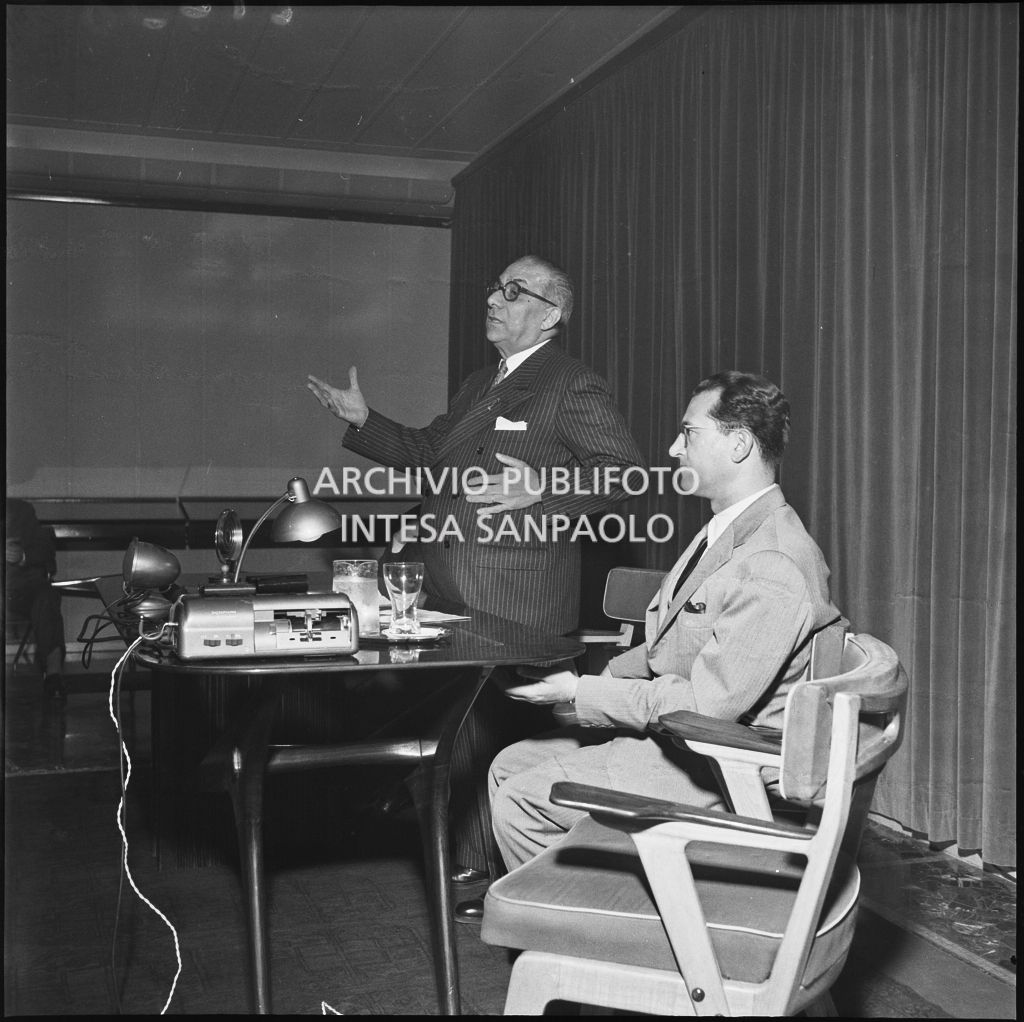 Intervento di un relatore alla conferenza della Paolazzi e Capitini tenutasi a Milano<br>212380