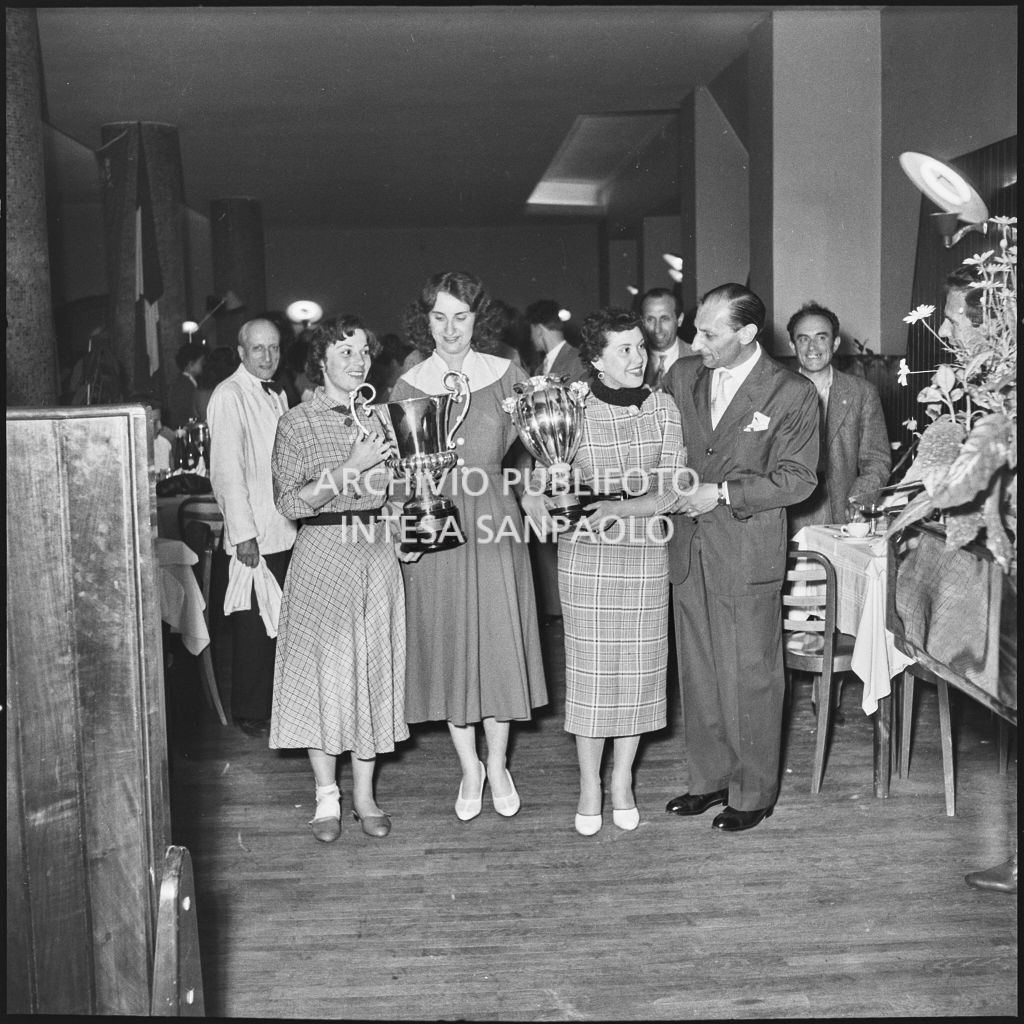 Premiazione delle vincitrici della terza edizione dell'Audax internazionale vespistico femminile organizzato del Vespa Club Milano<br>215296