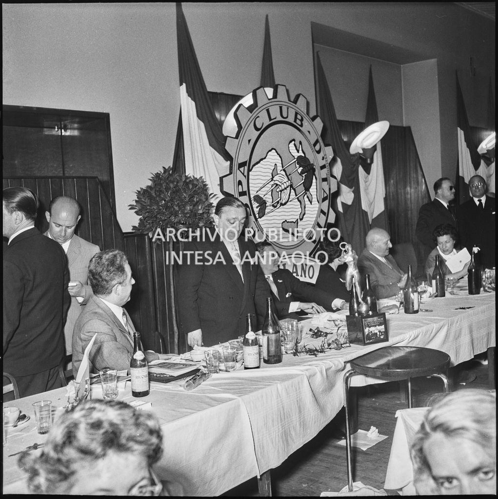 Banchetto organizzato dal Vespa Club Milano per la premiazione della terza edizione dell'Audax internazionale vespistico femminile<br>215297